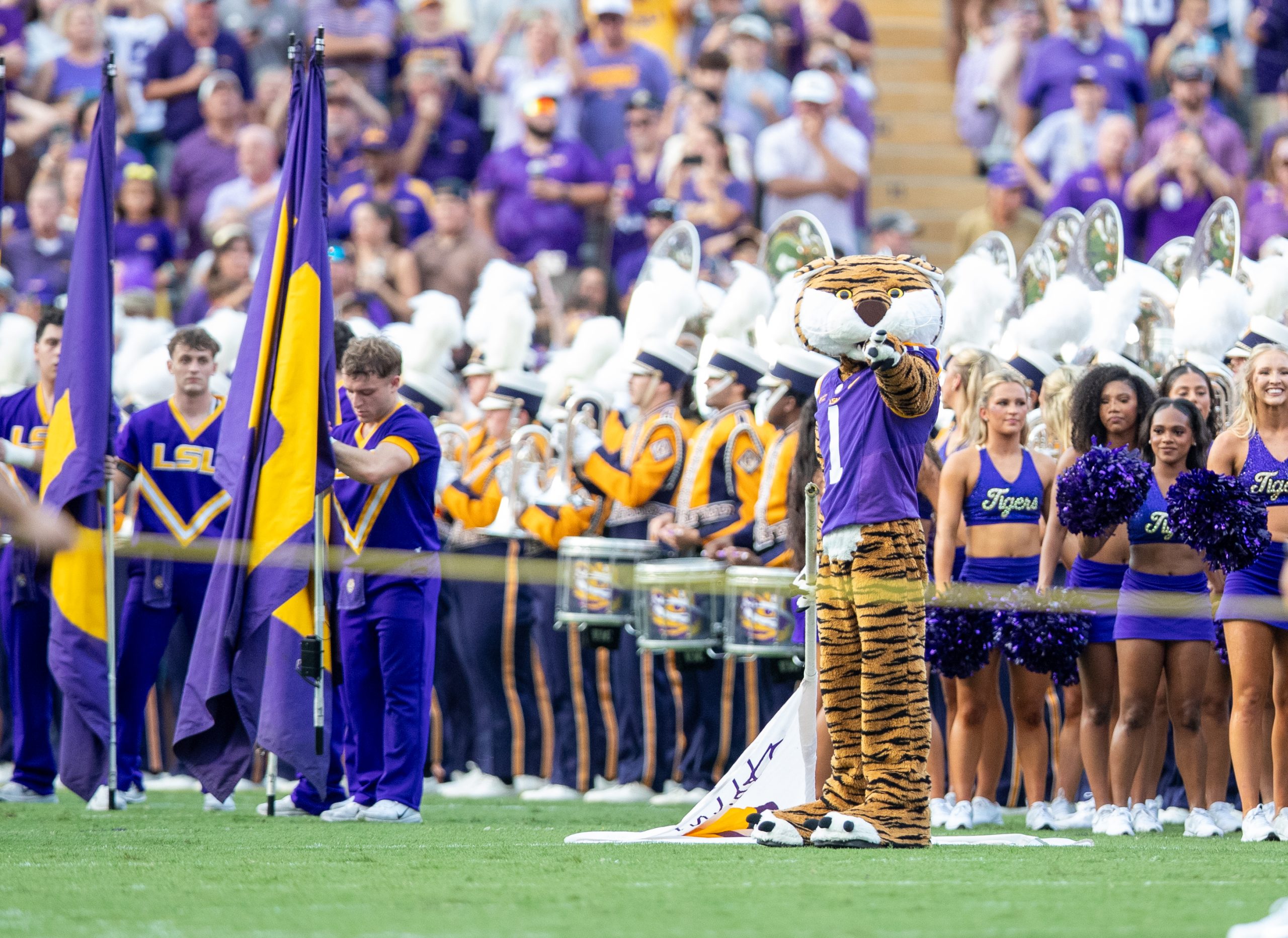 LSU LACKLUSTER IN 1ST HALF, GOES ON A ROLL IN 2ND vs LA TECH